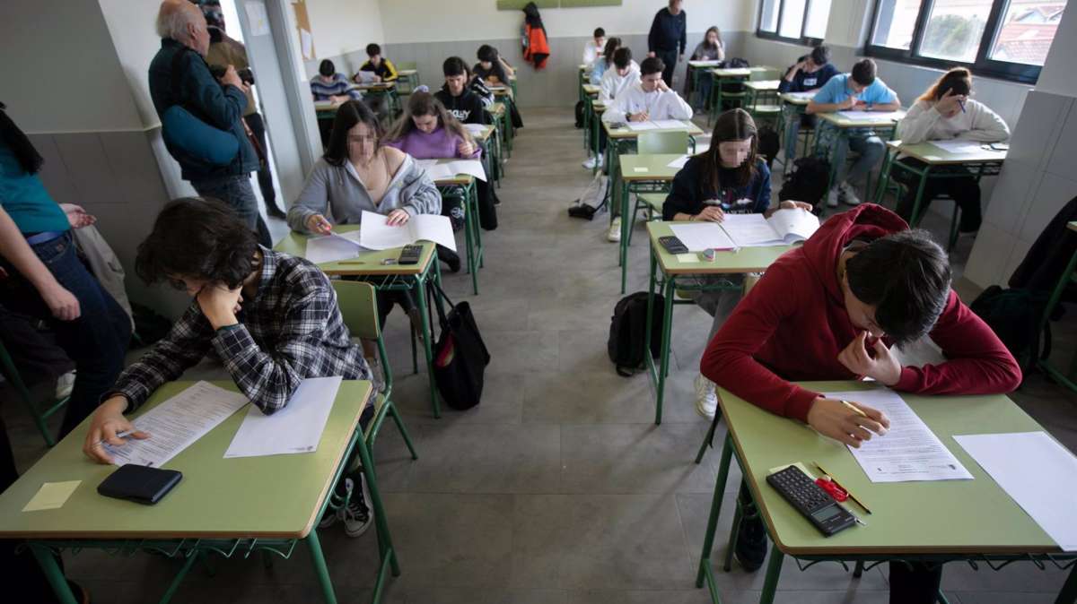 Los alumnos de una clase de 1º Bachillerato del Instituto Calderón de la Barca en Gijón realizan una prueba piloto de PAU.