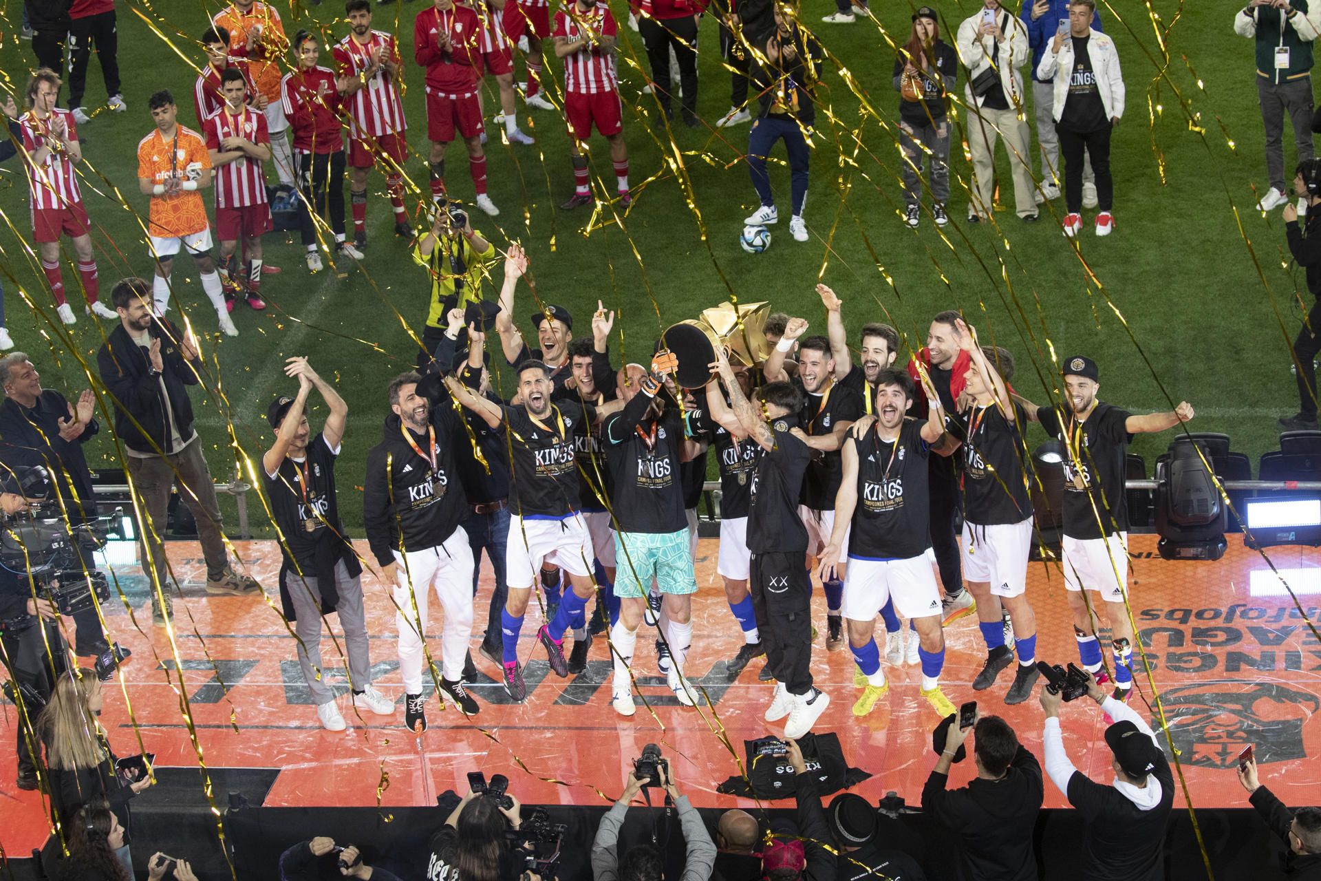  Los jugadores de el Barrio celebran la victoria en la final de la Kings League.