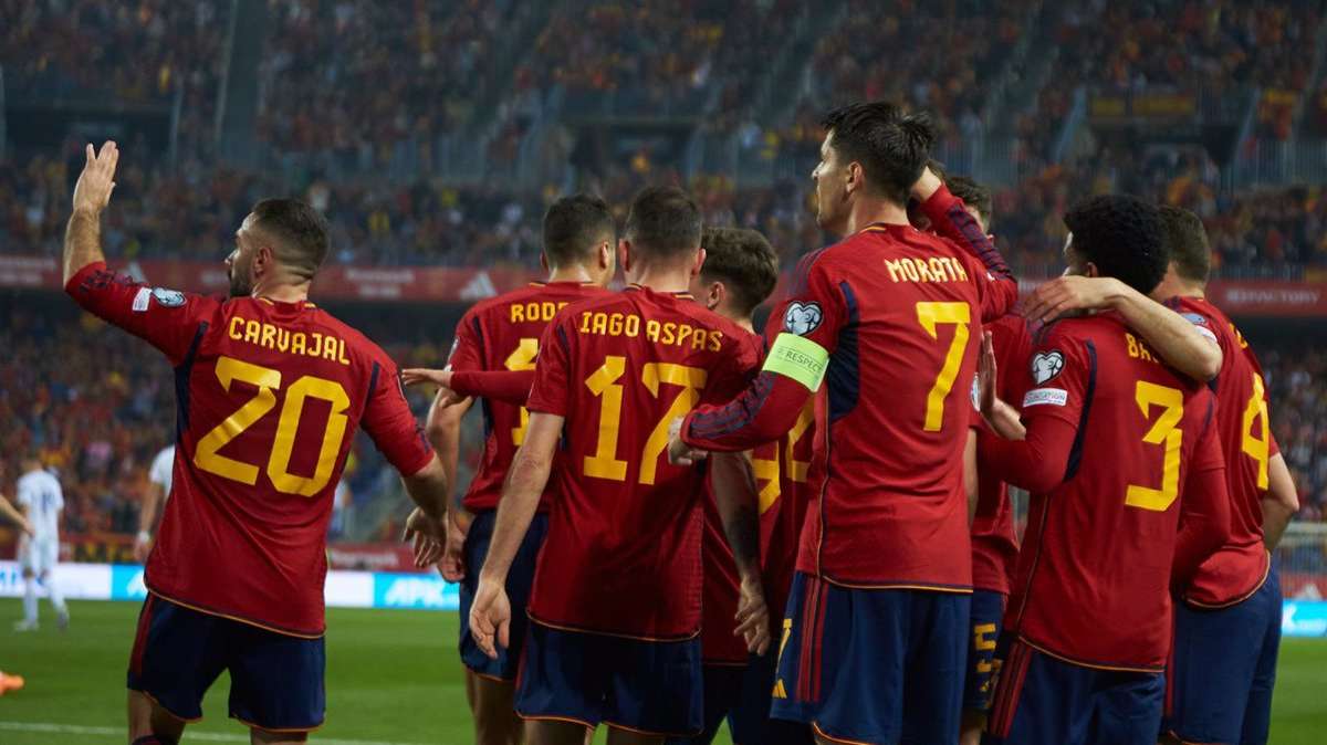 Los jugadores de la selección española celebran el gol de Dani Olmo ante Noruega en La Rosaleda.