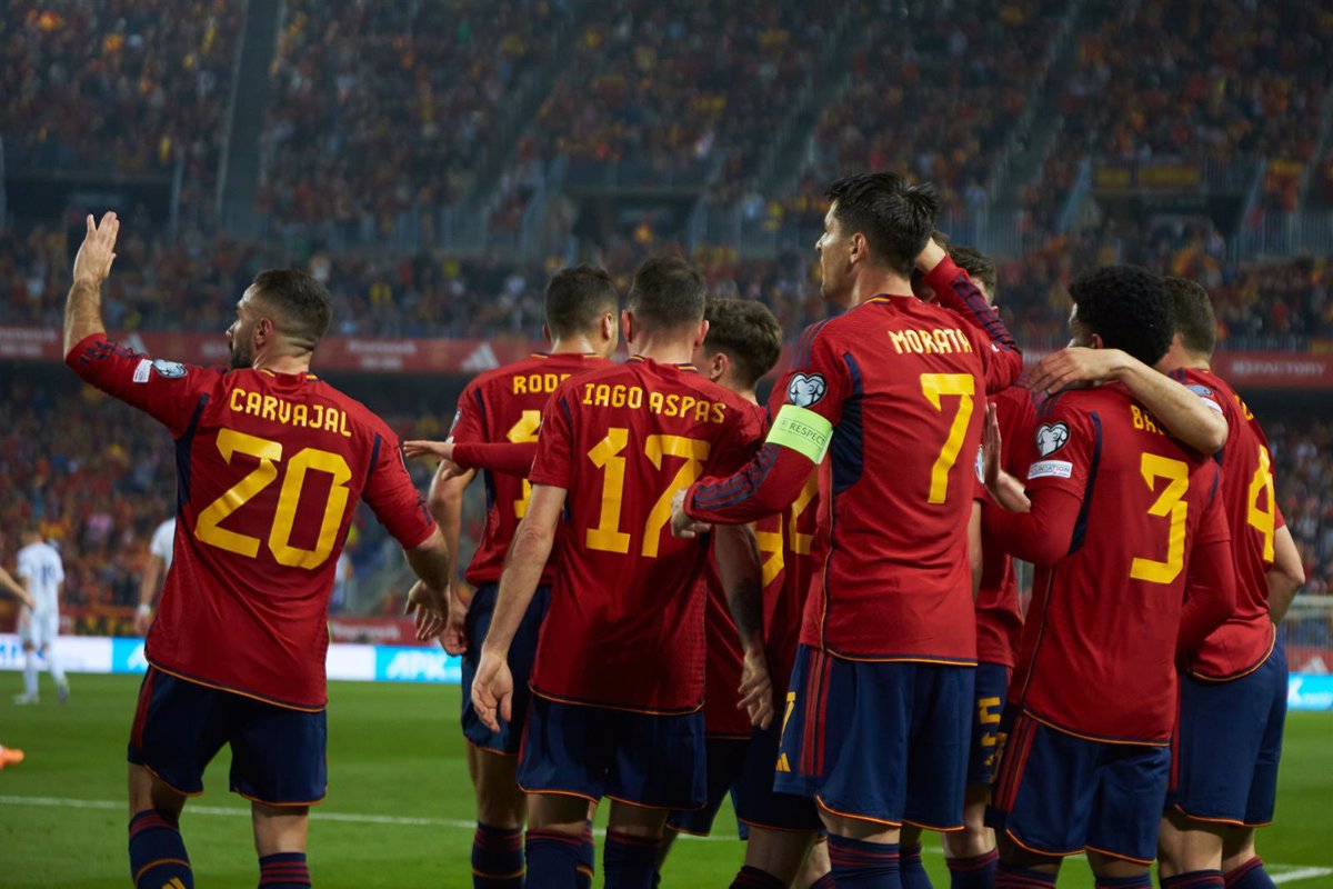 Los jugadores de la selección española celebran el gol de Dani Olmo ante Noruega en La Rosaleda.