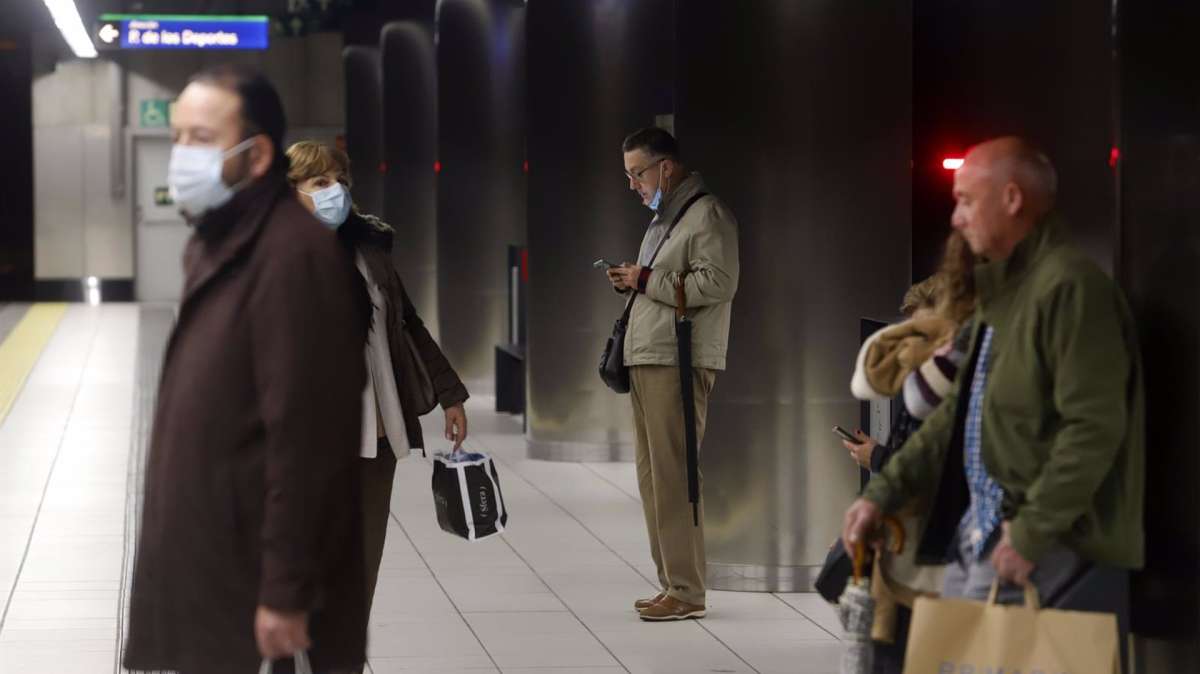 Varias personas con y sin mascarillas en el interior del metro. A 08 de febrero de 2023, en Málaga