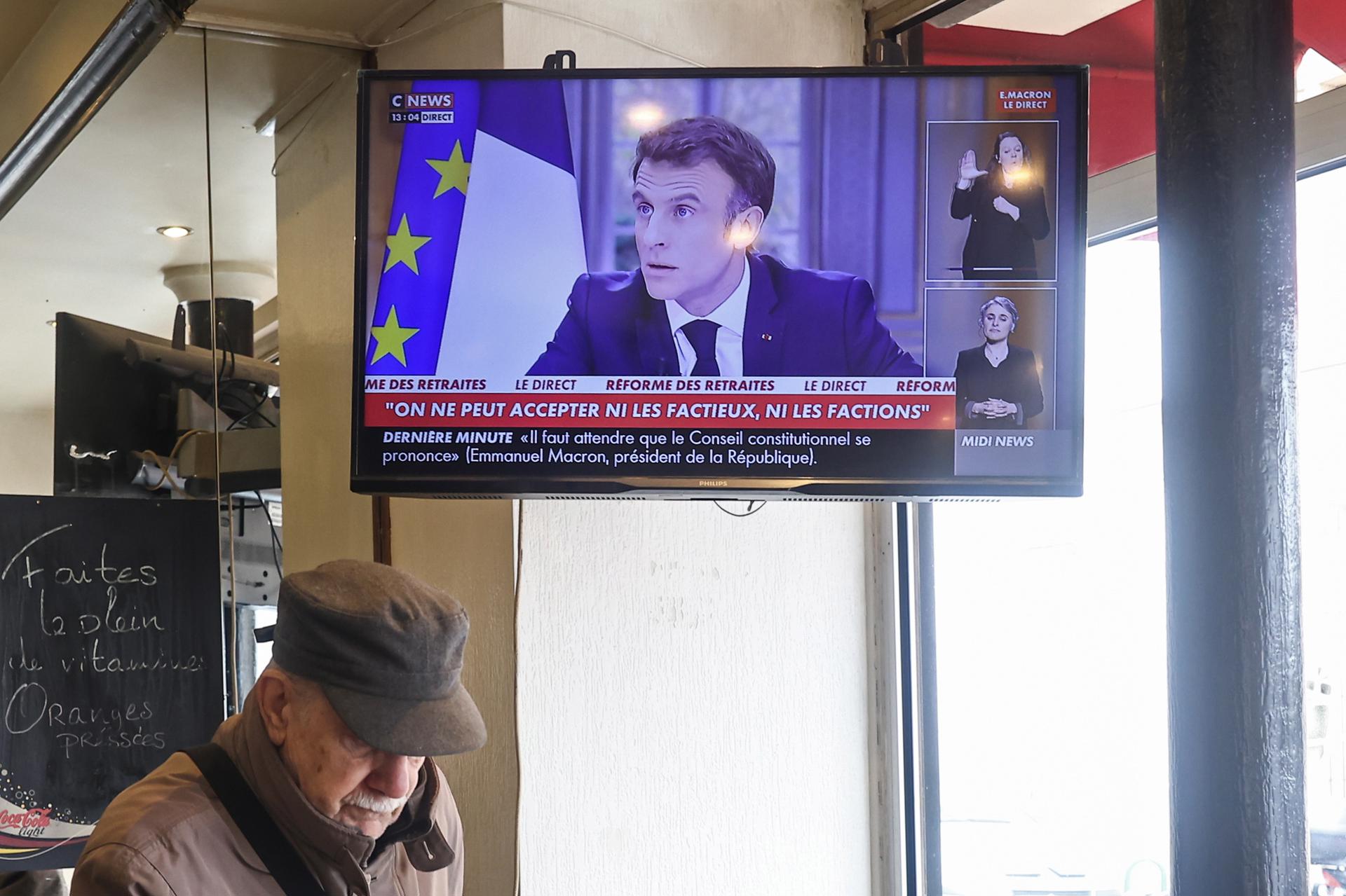 El presidente Emmanuel Macron ofrece una entrevista a las dos principales cadenas de televisión de Francia.