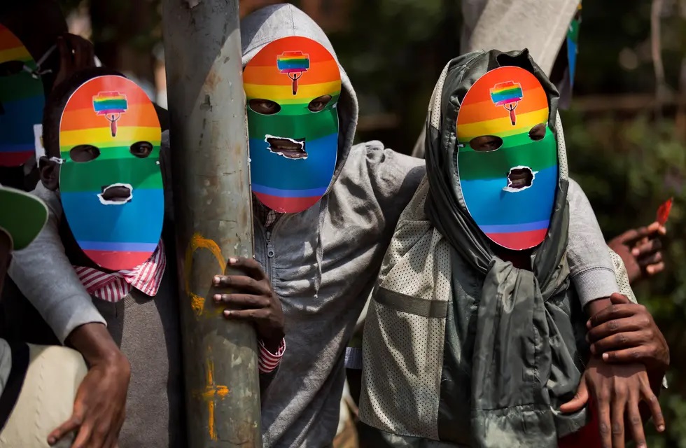 Manifestantes en Uganda contra la ley que criminaliza la comunidad LGBTIQ.