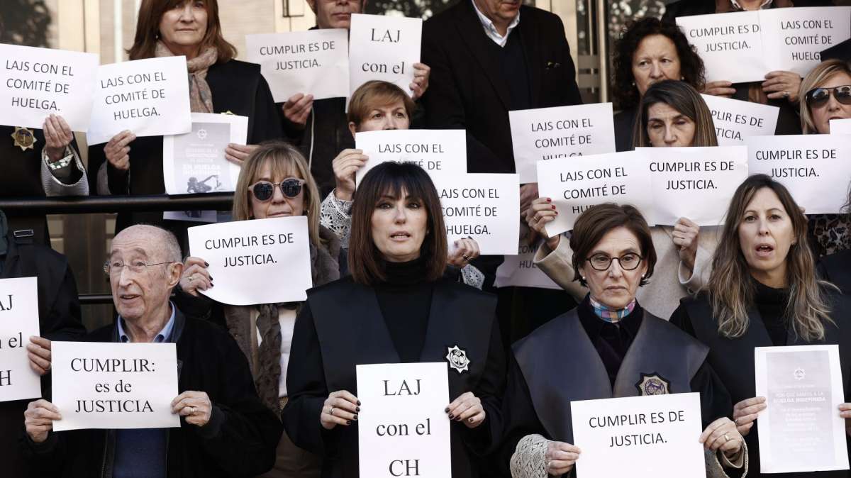 Momento de la Concentración en la Audiencia Provincial de Navarra de letrados de la Administración de Justicia en huelga desde el 24 de enero.