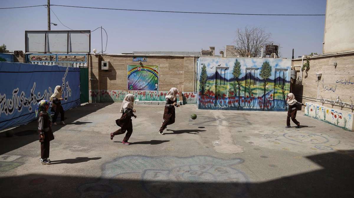 Niñas juegan en un colegio en Teherán, Irán
