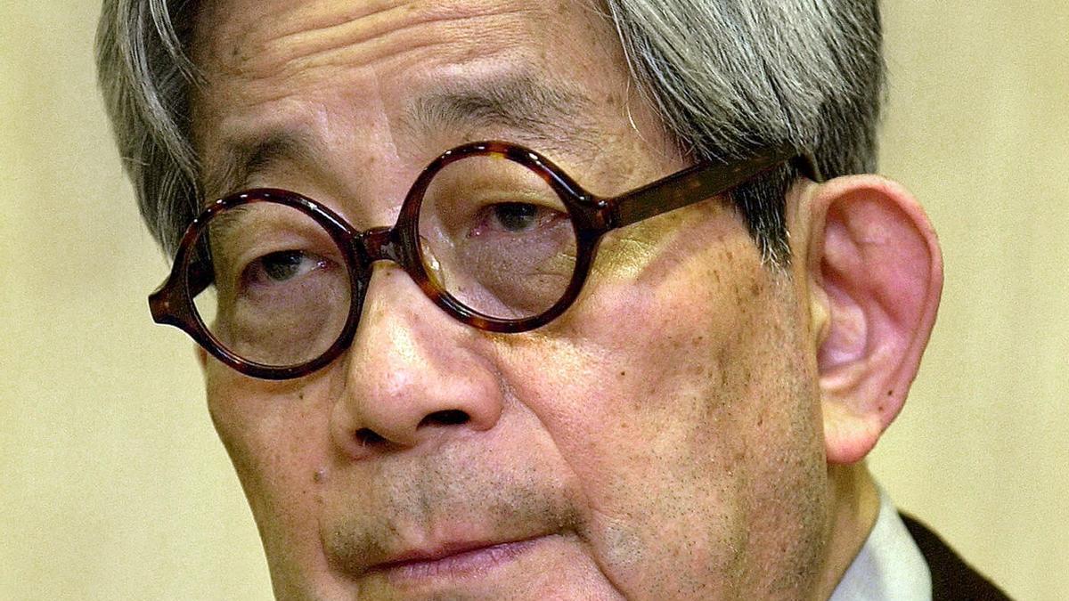 El escritor japonés y Premio Nobel de Literatura Kenzaburo Oe