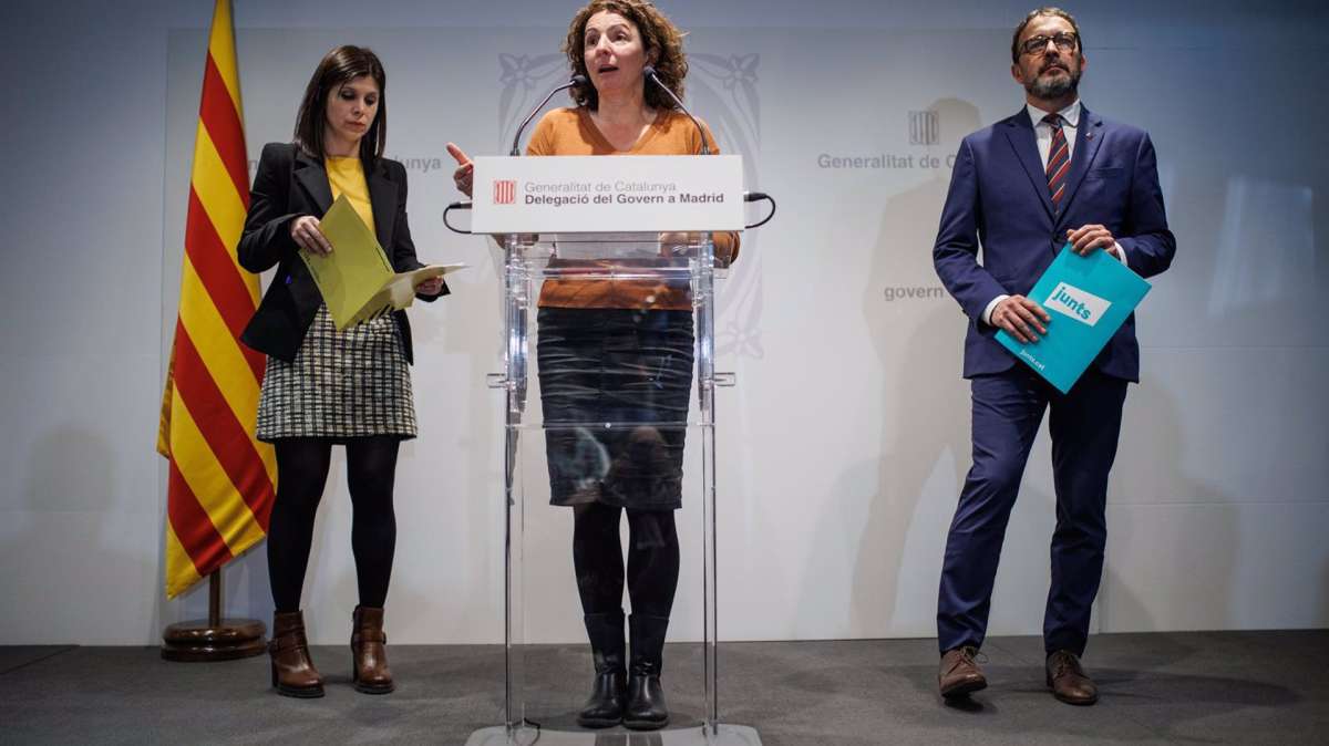 La portavoz parlamentaria de ERC y secretaria general adjunta de ERC, Marta Vilalta; la diputada de la CUP Montserrat Vinyets y el portavoz de Junts en el Parlament, Josep Rius, durante una rueda de prensa.