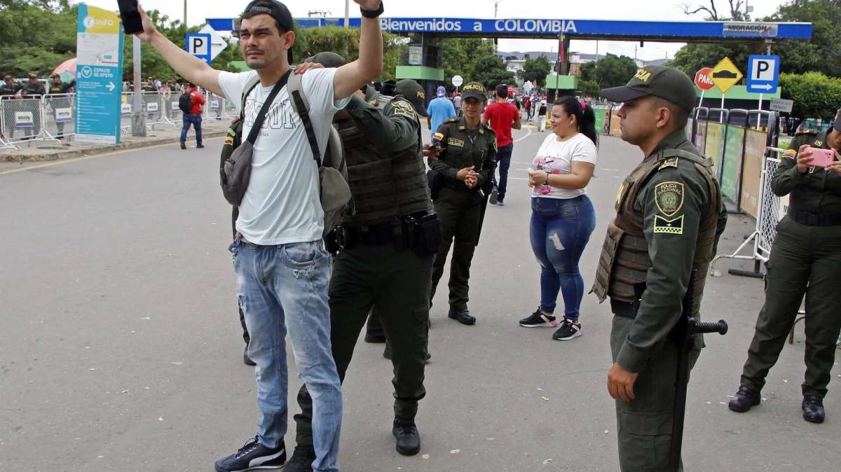 Policías colombianos realizan controles de seguridad,