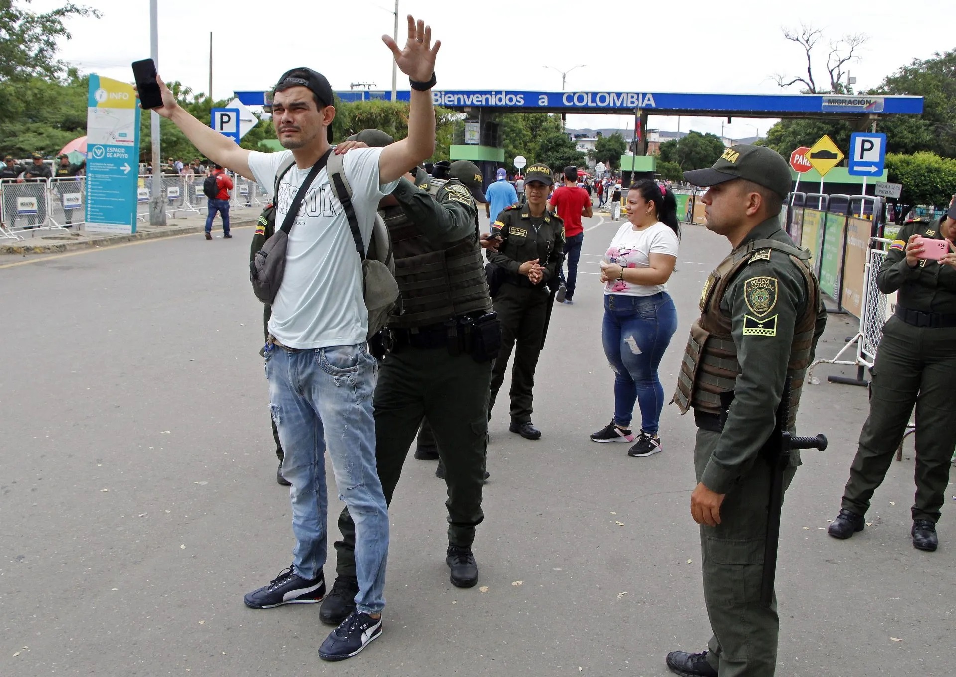 Policías colombianos realizan controles de seguridad,