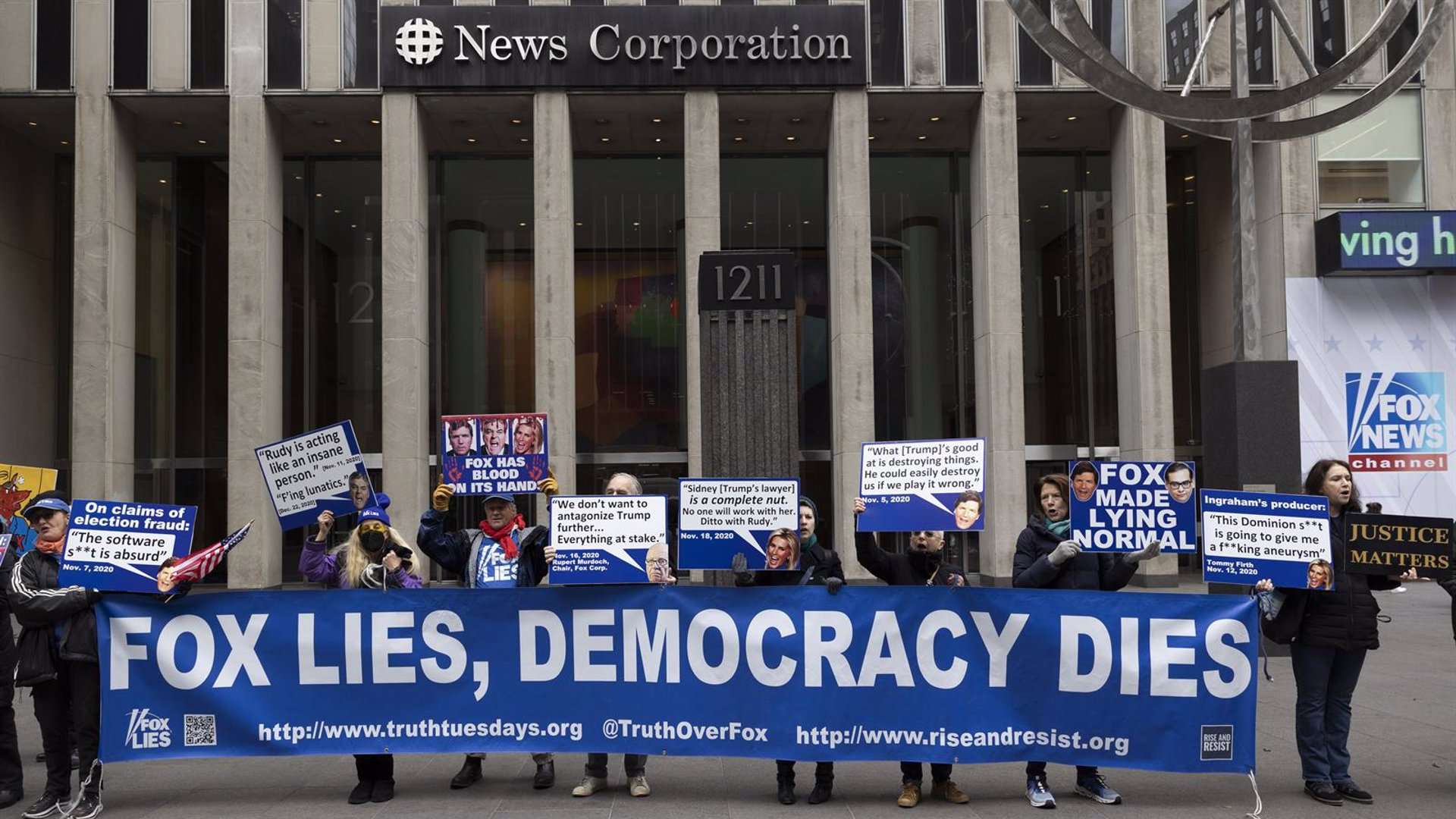Protestas contra Fox News y Murdoch ante la sede de News Corporation.
