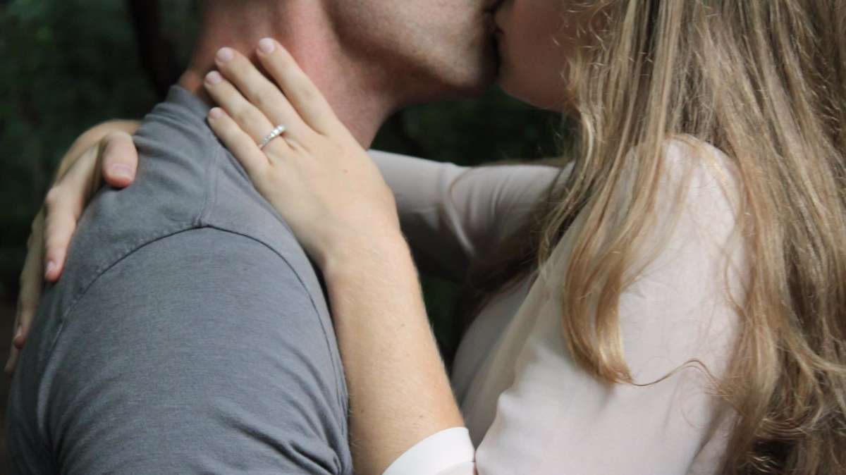 Imagen de archivo de una pareja besándose