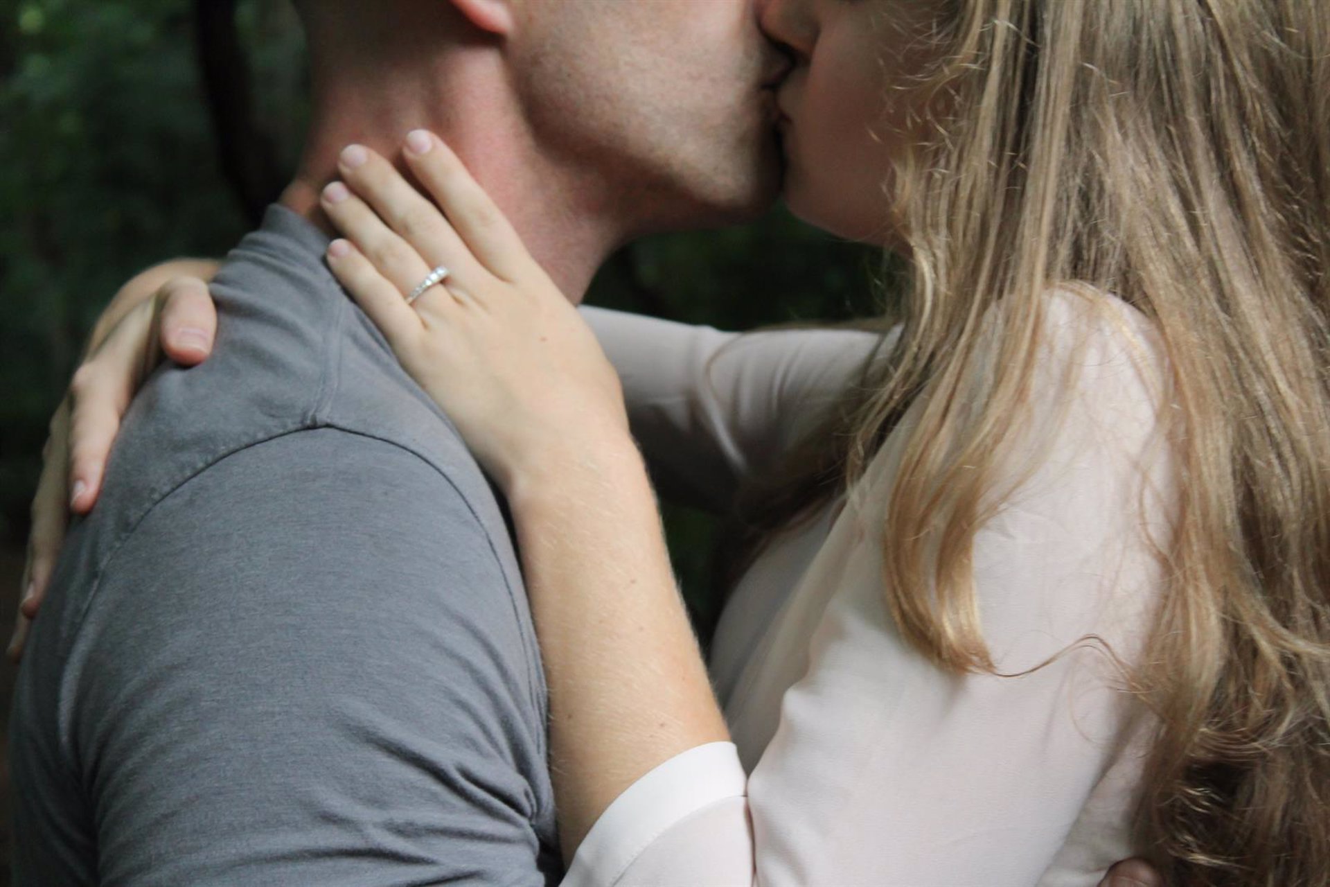 Imagen de archivo de una pareja besándose