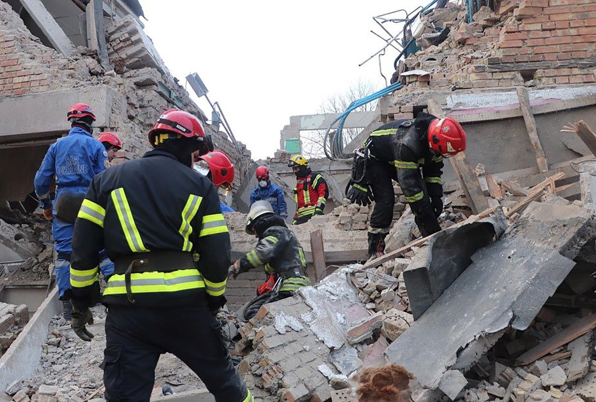 Rescatistas trabajan en la zona en la que se ha producido el ataque cerca de Kiev.