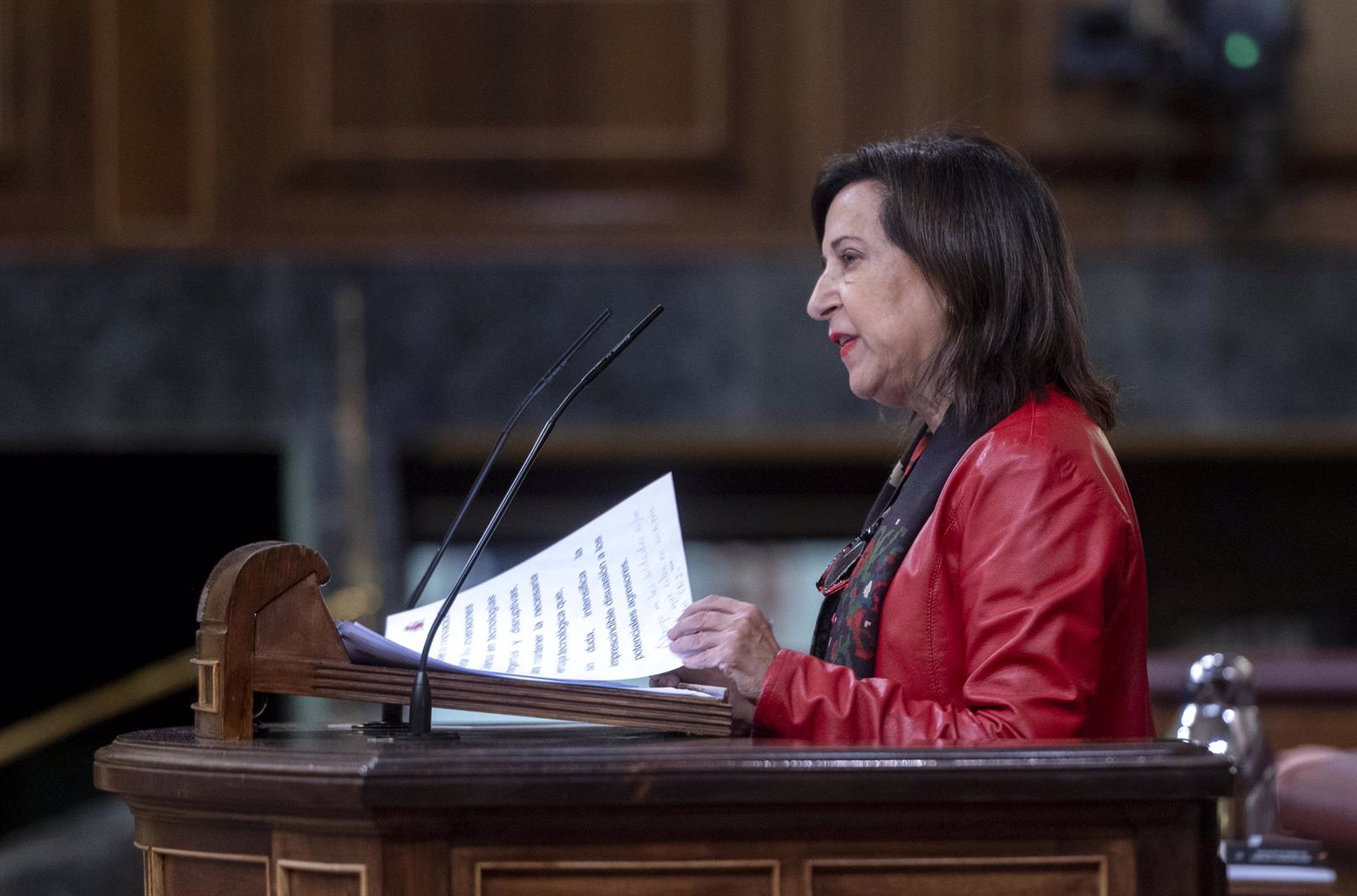 La ministra de Defensa, Margarita Robles, interviene durante una sesión plenaria en el Congreso de los Diputados