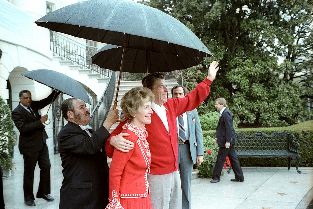 Ronald Reagan y su esposa saludan a su llegada a la Casa Blanca tras su estancia en el hospital por el atentado del 30 de marzo.