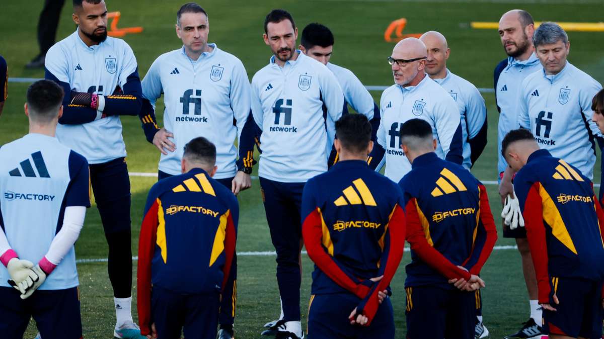 El seleccionador español, Luis de la Fuente (4d) da instrucciones a los jugadores de la selección española durante el entrenamiento celebrado este lunes en la Ciudad del Fútbol de Las Rozas.