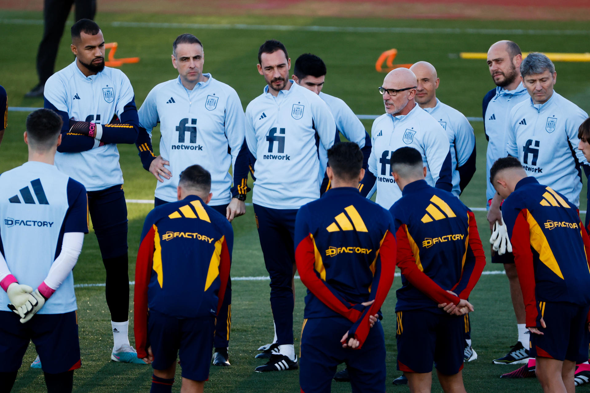El seleccionador español, Luis de la Fuente (4d) da instrucciones a los jugadores de la selección española durante el entrenamiento celebrado este lunes en la Ciudad del Fútbol de Las Rozas.