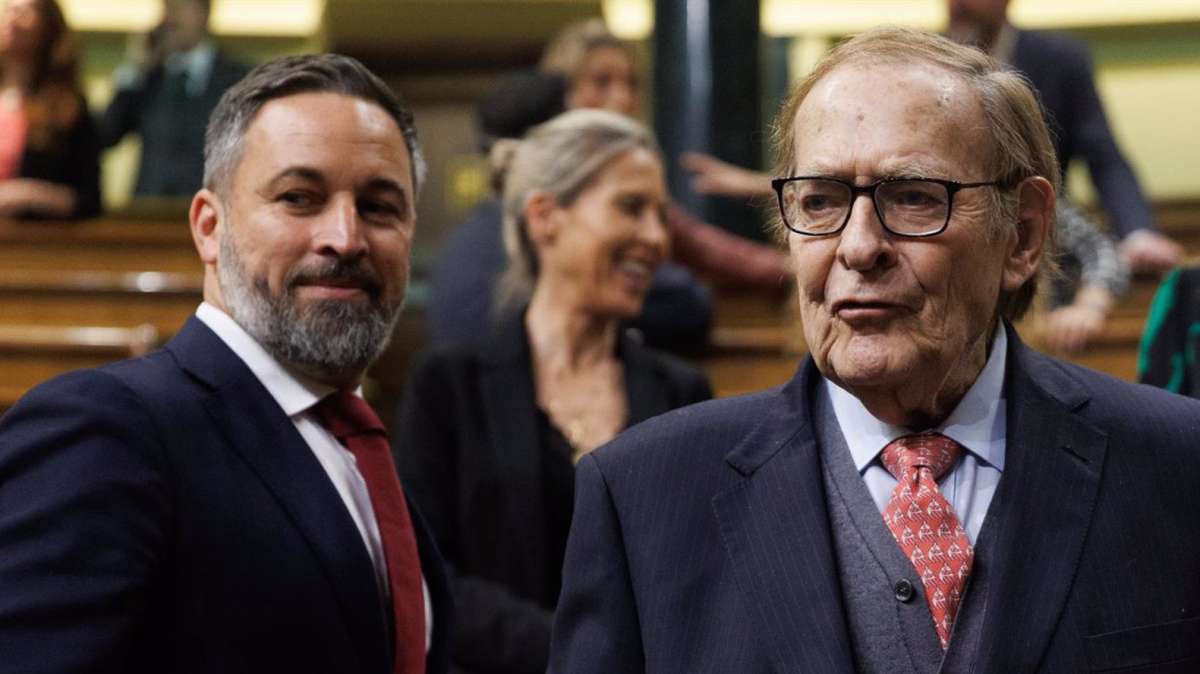 El líder de VOX, Santiago Abascal (i) y el candidato de la moción de censura, profesor y economista Ramón Tamames (d), a su llegada a la segunda sesión de la moción de censura.