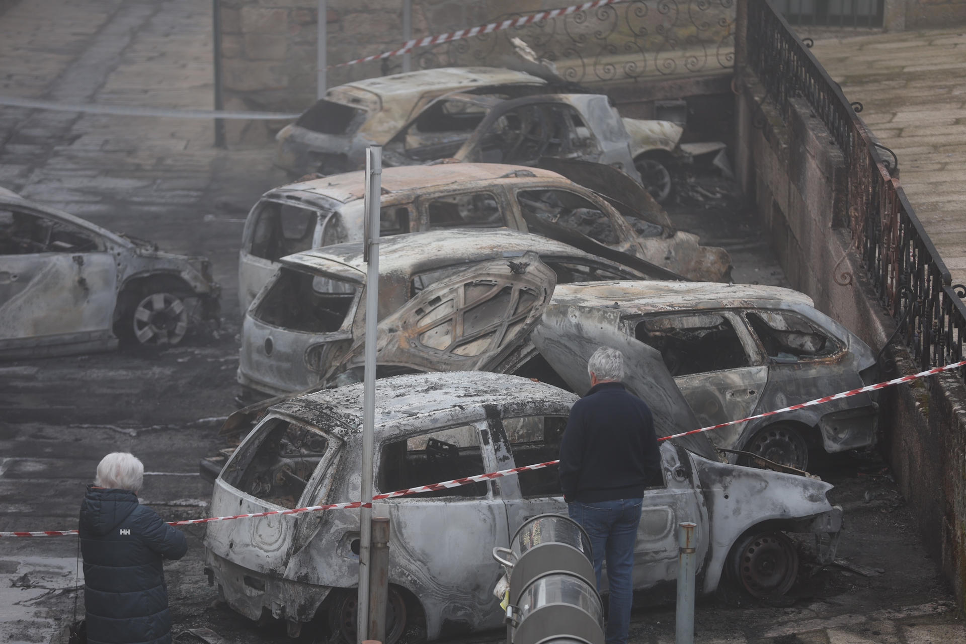 Casi 30 coches quemados en Tui (Pontevedra) por causa de actos vandálicos.