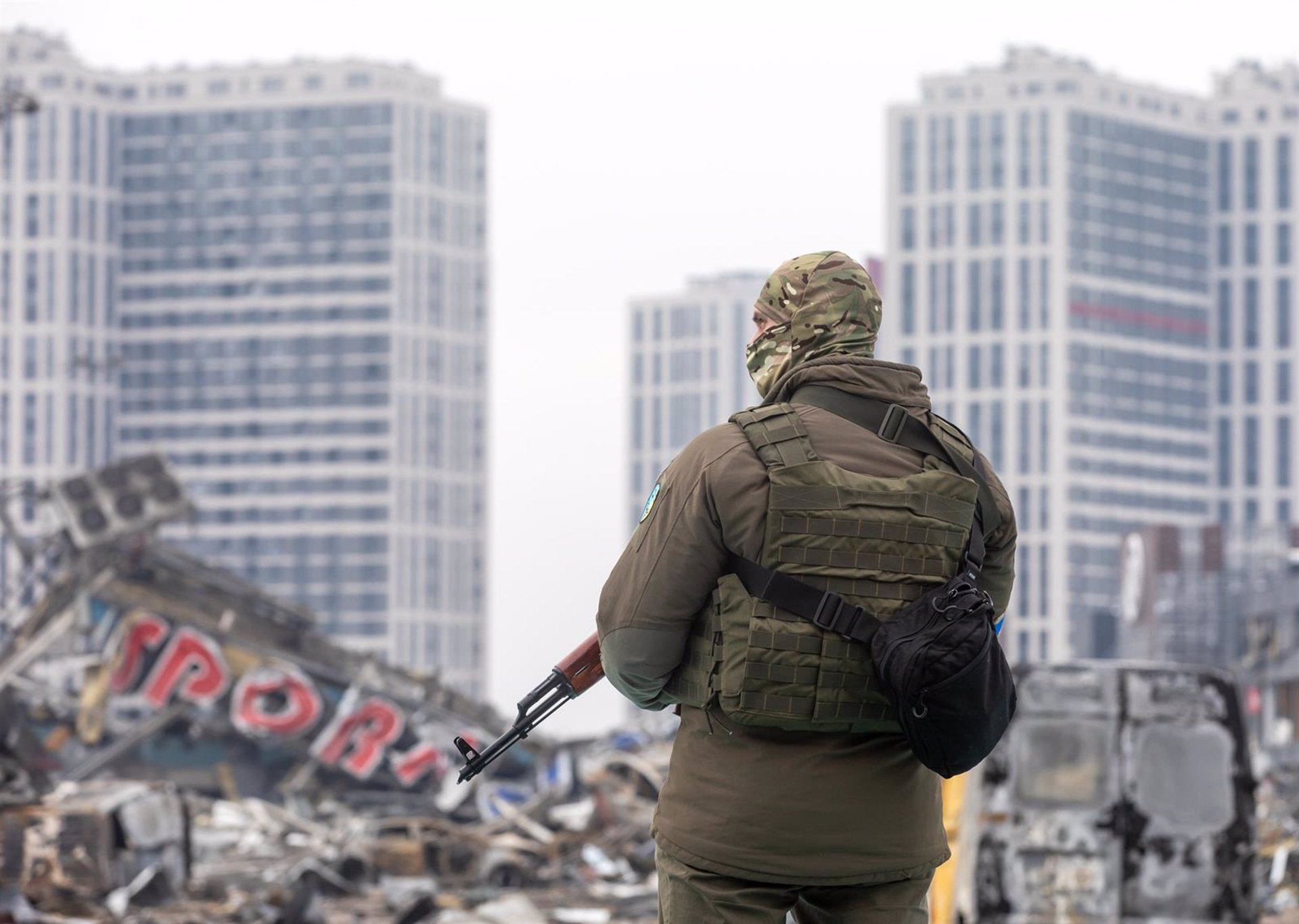 Ucrania Tropas ucranianas vigilan en el entorno de un centro comercial destruido en Kiev.