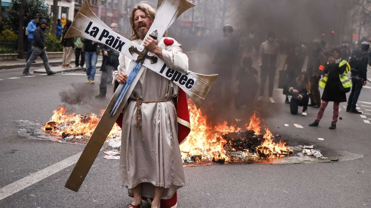 Un manifestante con el lema "la paz, la palabra", en París (Francia).