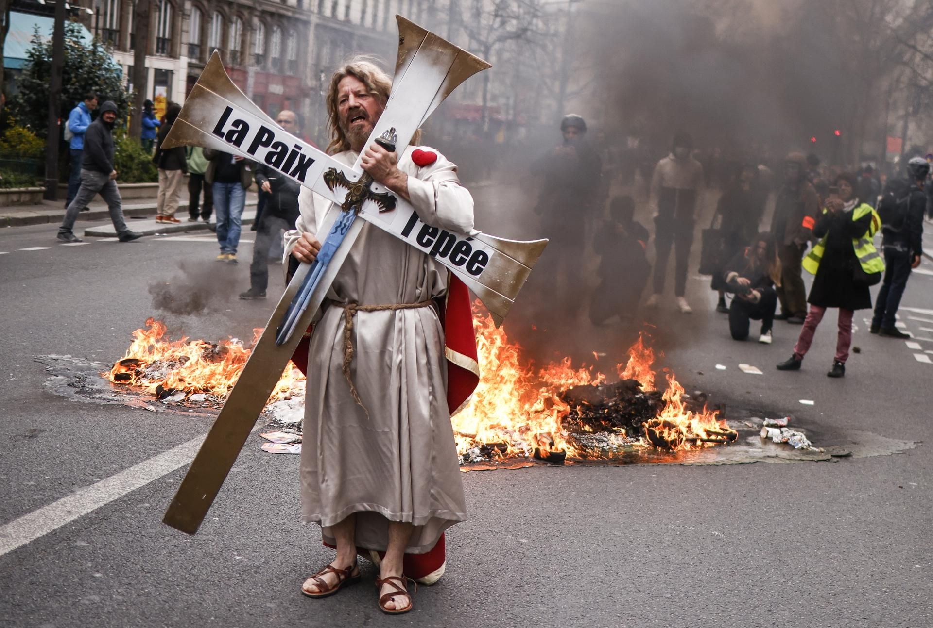 Un manifestante con el lema "la paz, la palabra" por París.