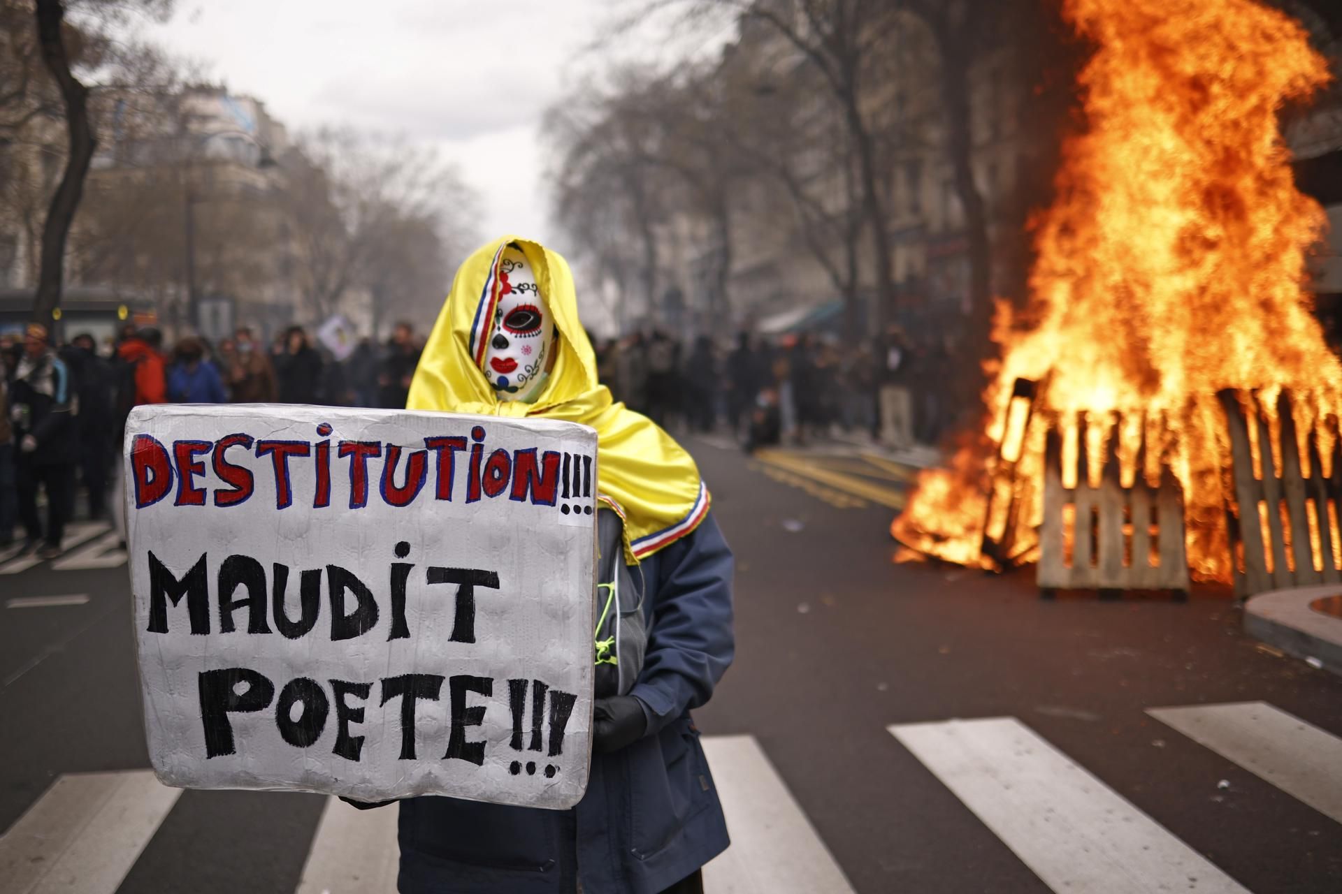 Un manifestante con una pancarta en la protesta de París.