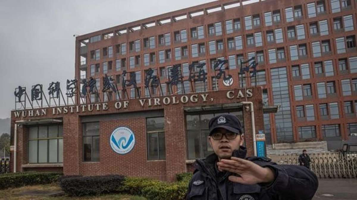 Un policía trata de evitar una fotografía del Instituto de Virología de Wuhan (China), donde se secuenció por primera vez el coronavirus SARS-CoV-2.