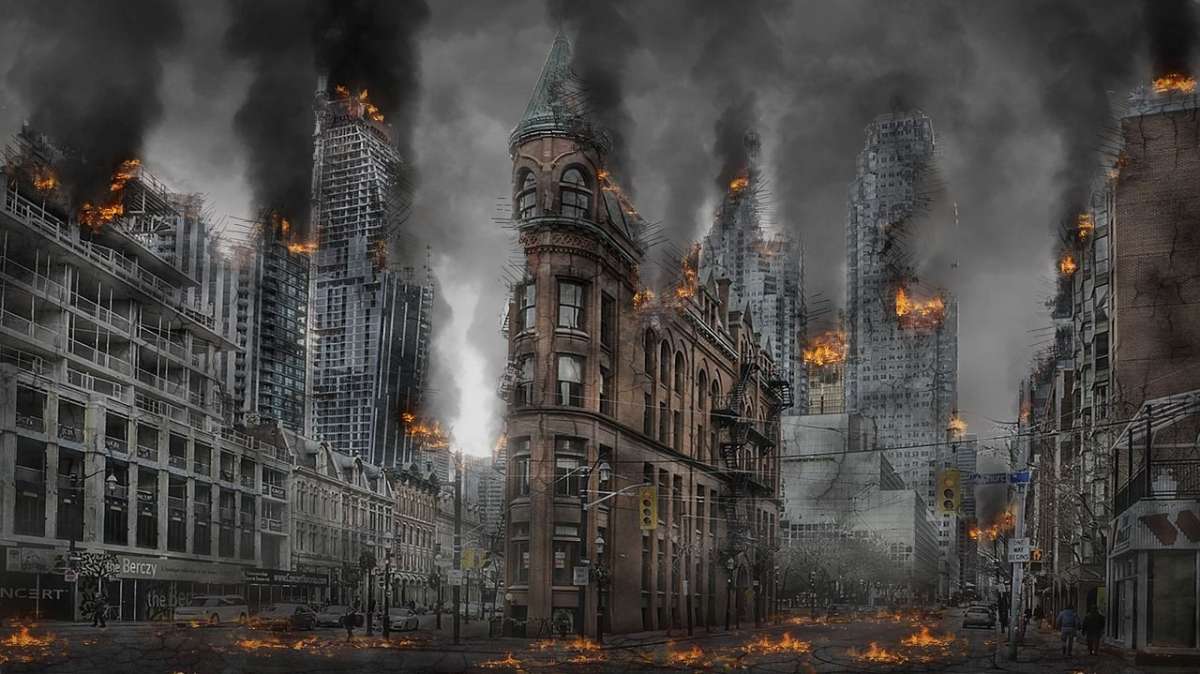 Una ciudad ardiendo tras un ataque.