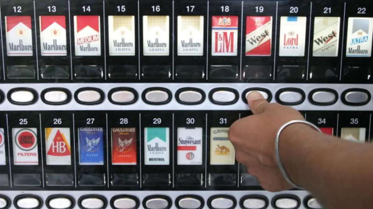 Una máquina expendedora de tabaco.