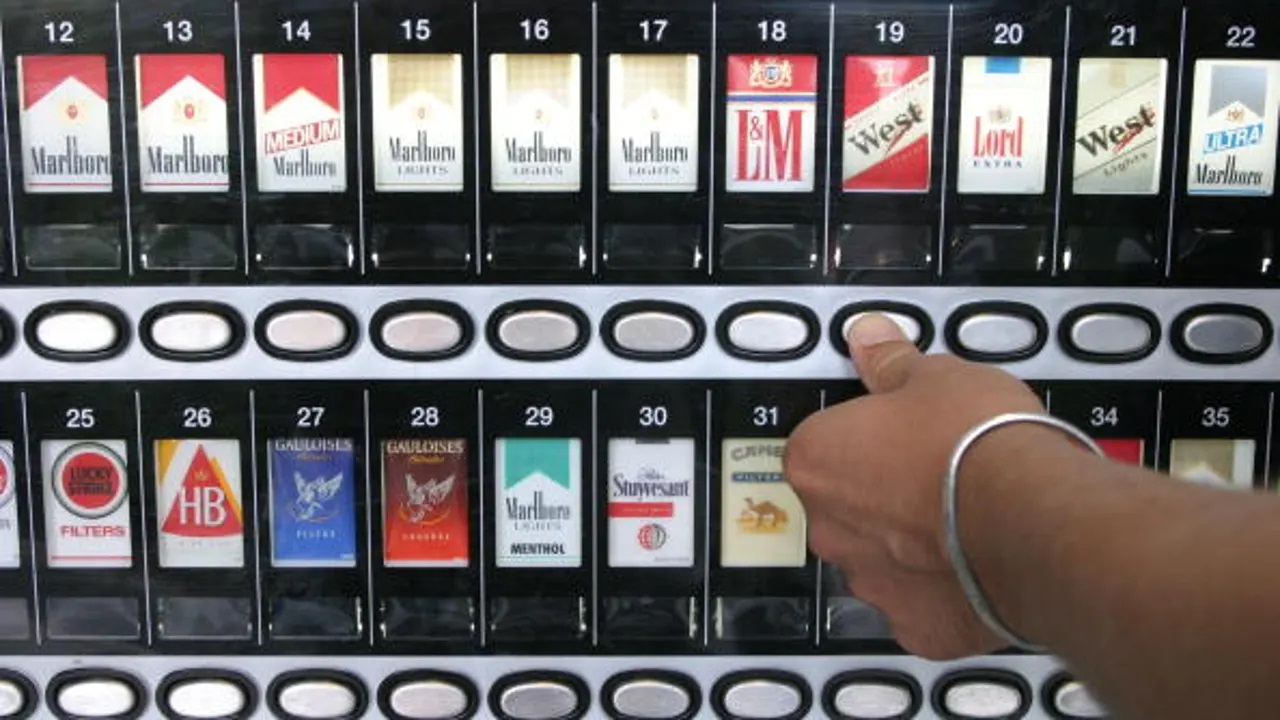 Una máquina expendedora de tabaco.