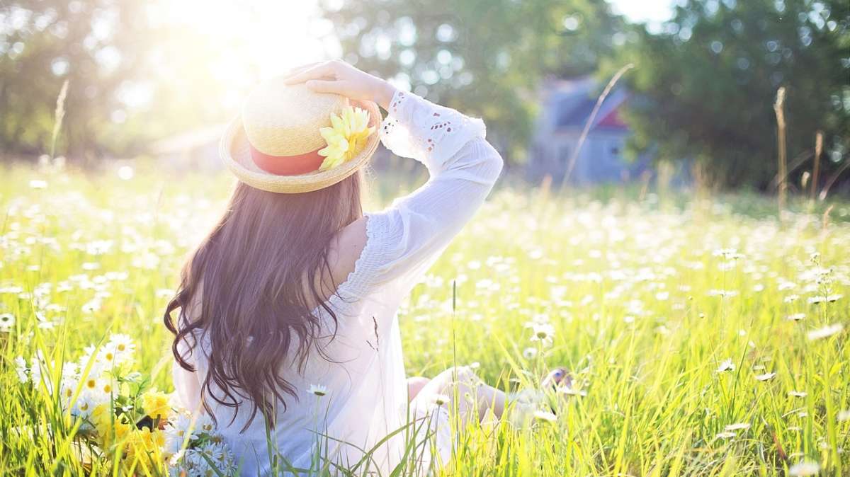 Una mujer disfruta del campo en primavera.
