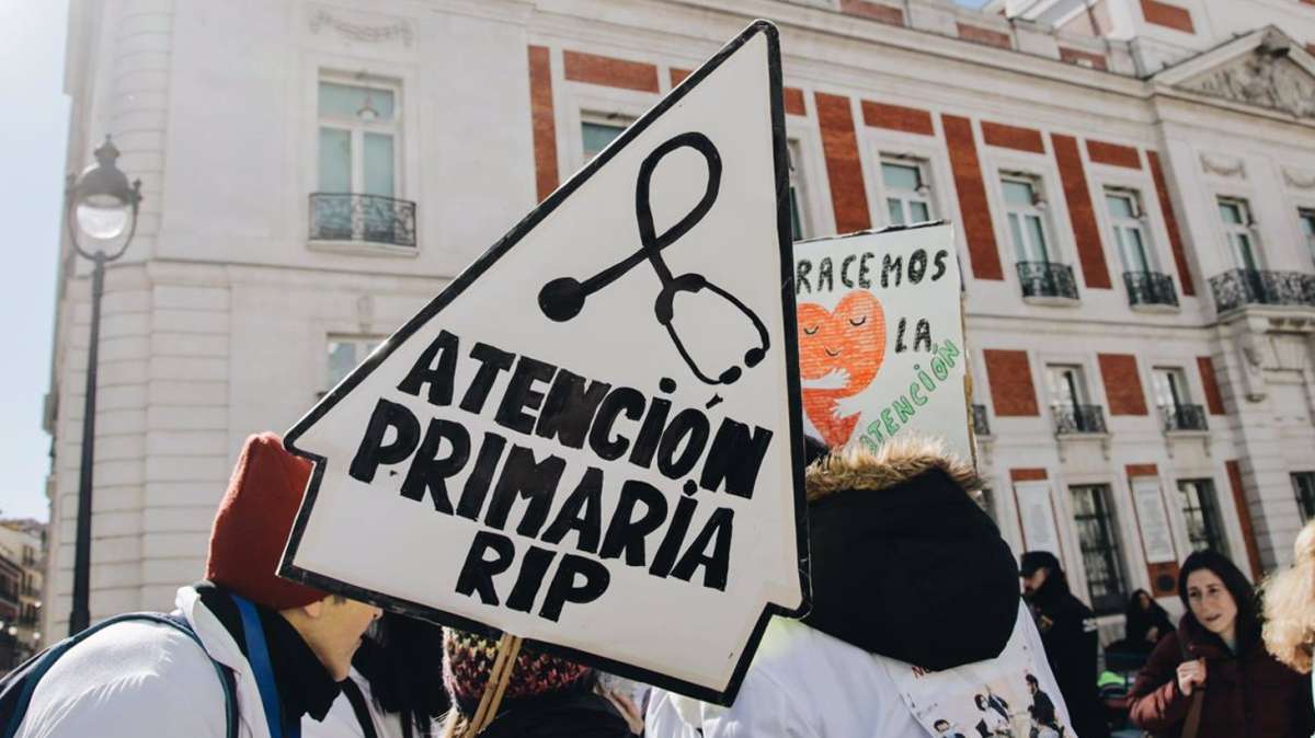 Una persona protesta con un cartel que reza 'Atención Primaria RIP' durante una concentración de médicos y pediatras de Atención Primaria en huelga.