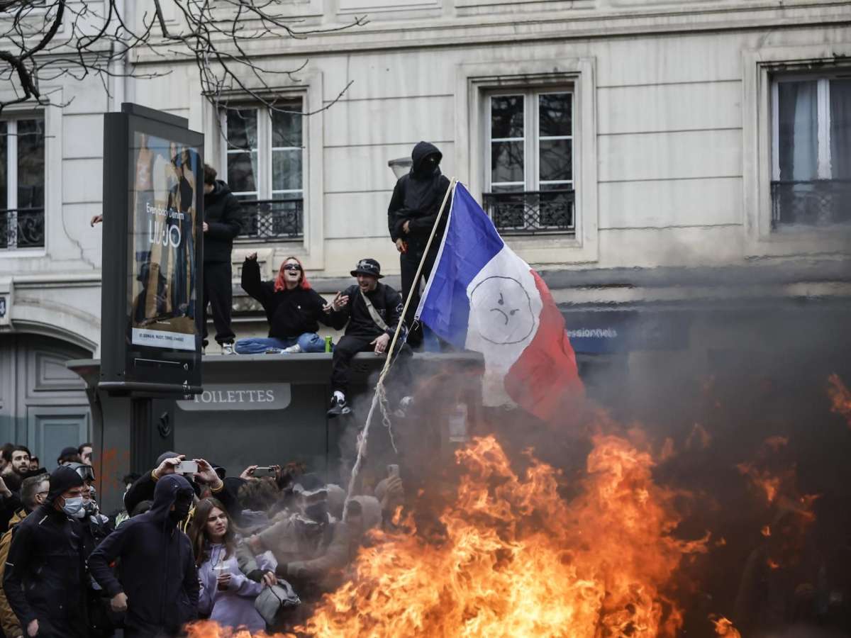 Varios manifestantes en París protestan contra la reforma de las pensiones.