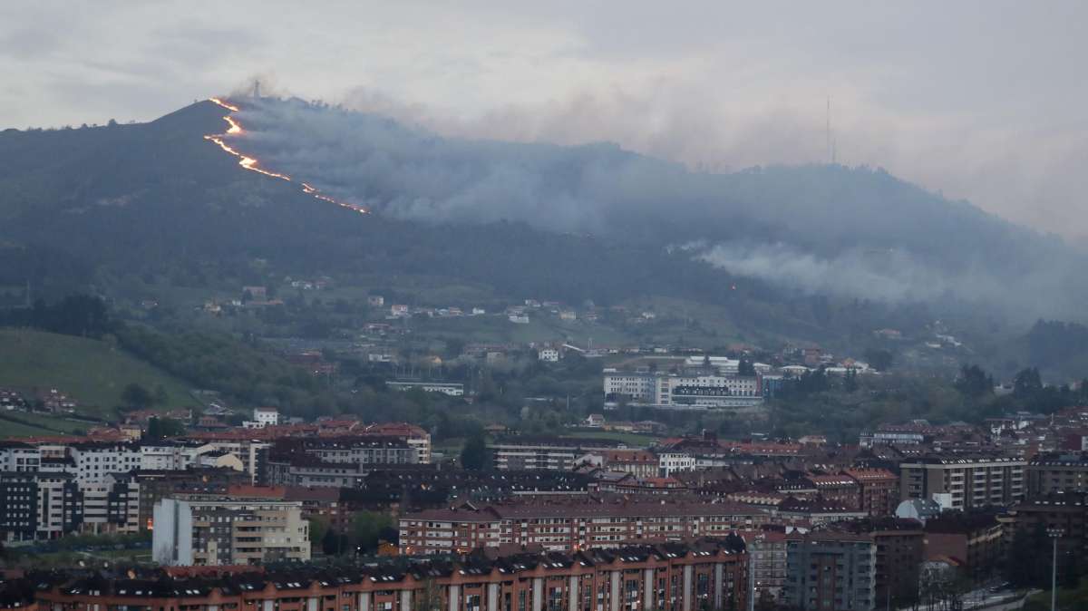 Vista al amanecer del incendio en el monte Naranco de Oviedo.