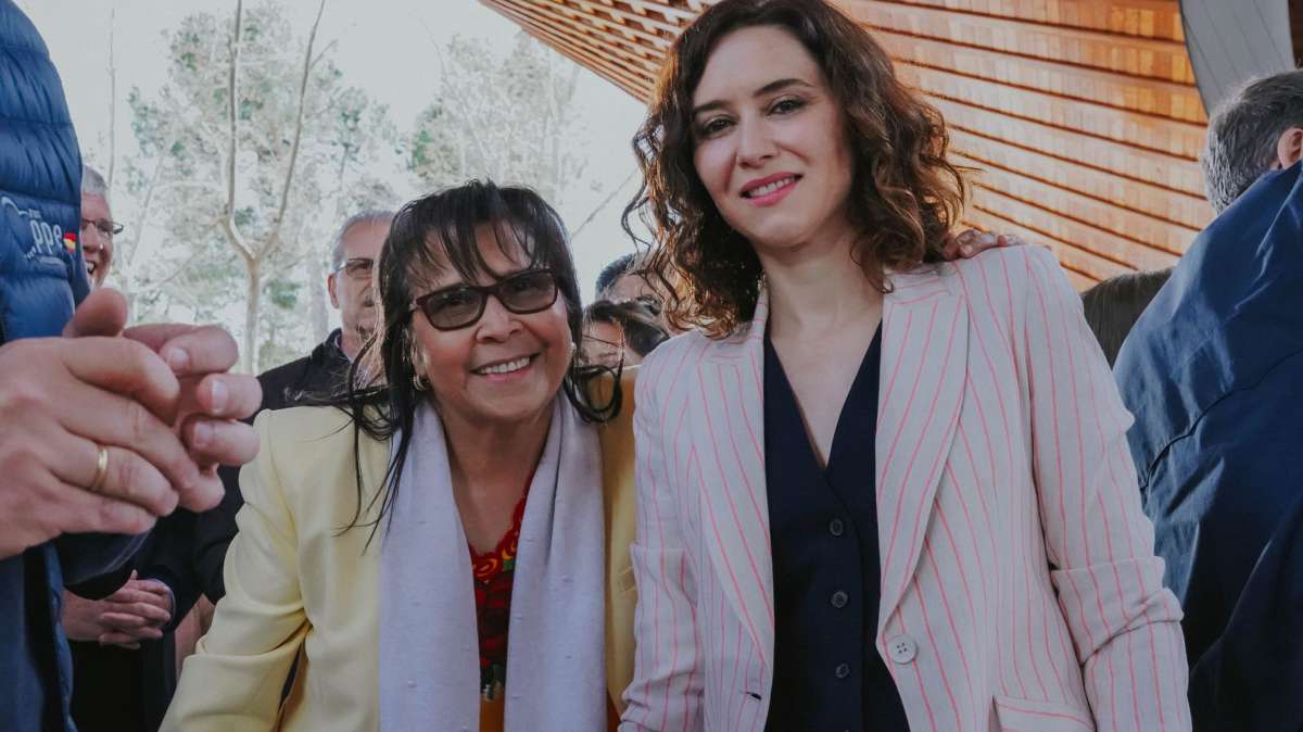 Yadira Maestre, izquierda, junto a Isabel Díaz Ayuso, el 25 de marzo en un acto del PP.