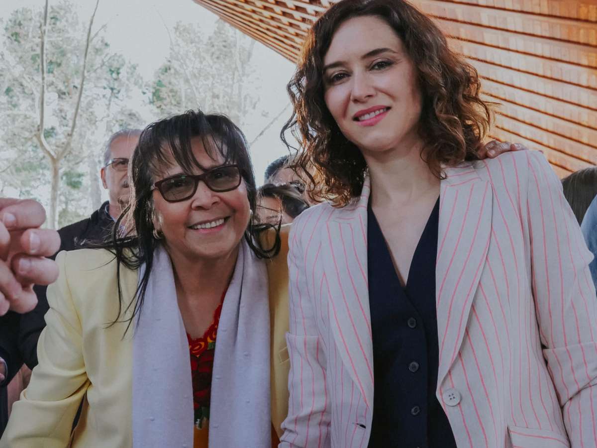 Yadira Maestre, izquierda, junto a Isabel Díaz Ayuso, el 25 de marzo en un acto del PP.