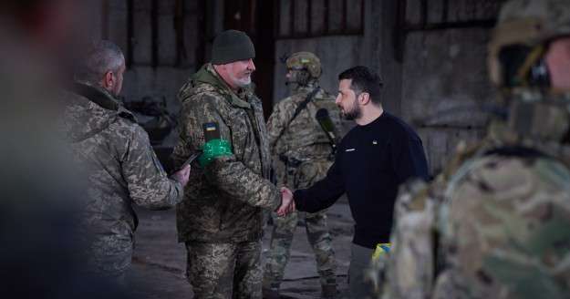 El presidente ucraniano, Volodímir Zelenski, ha visitado a las tropas de las fuerzas armadas ucranianas que defienden la ciudad de Bajmut.
