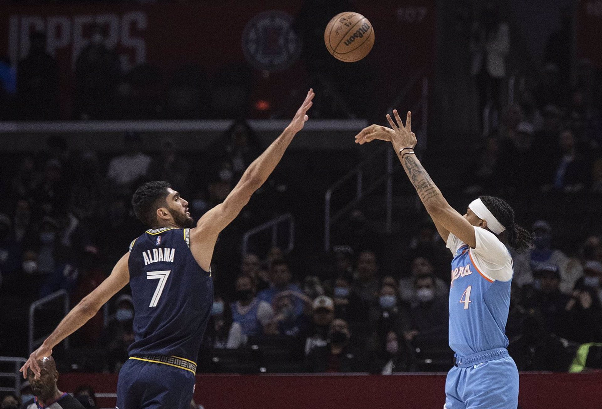Santi Aldama y Brandon Boston en un Los Angeles Clippers-Memphis Grizzlies de la pasada temporada en la NBA