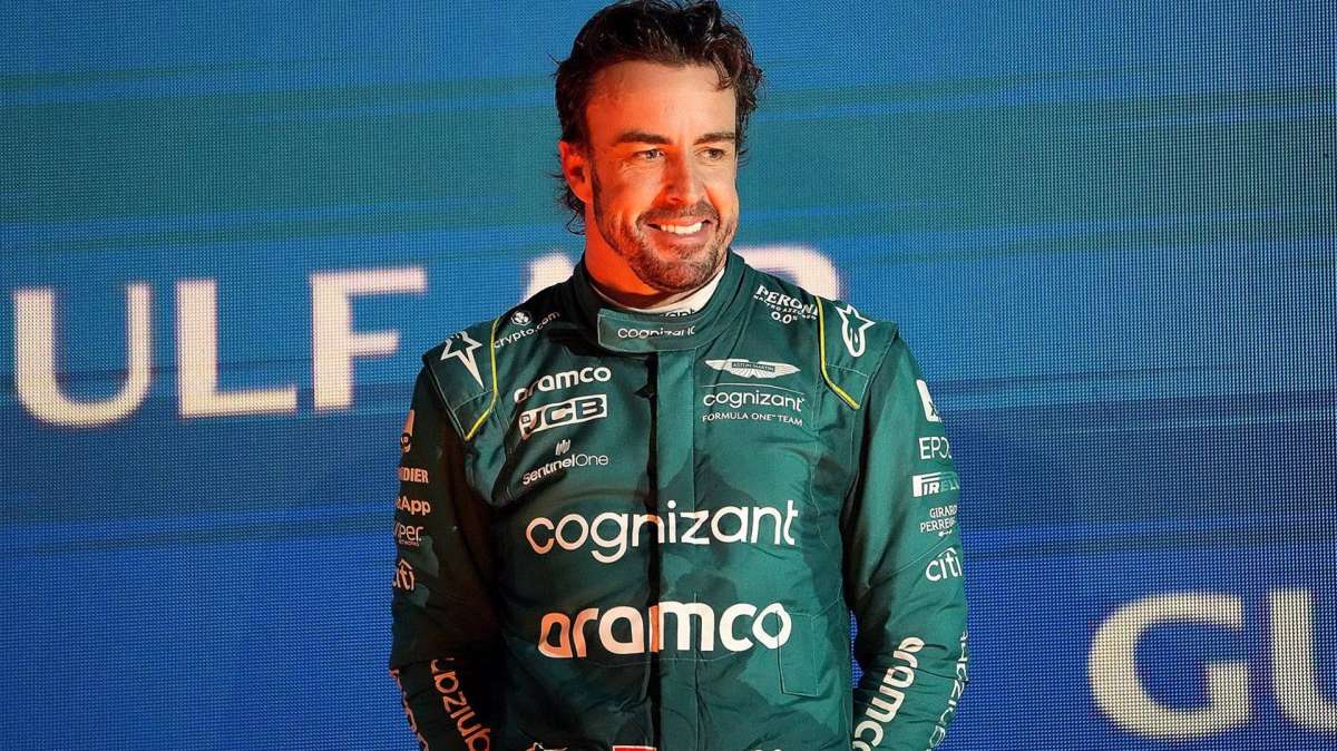 El piloto español Fernando Alonso sonríe durante el Gran Premio de Baréin