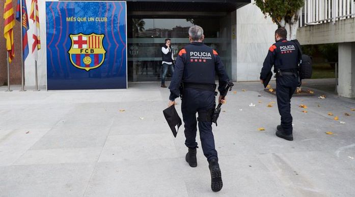 Policías entran en las oficinas del Barcelona