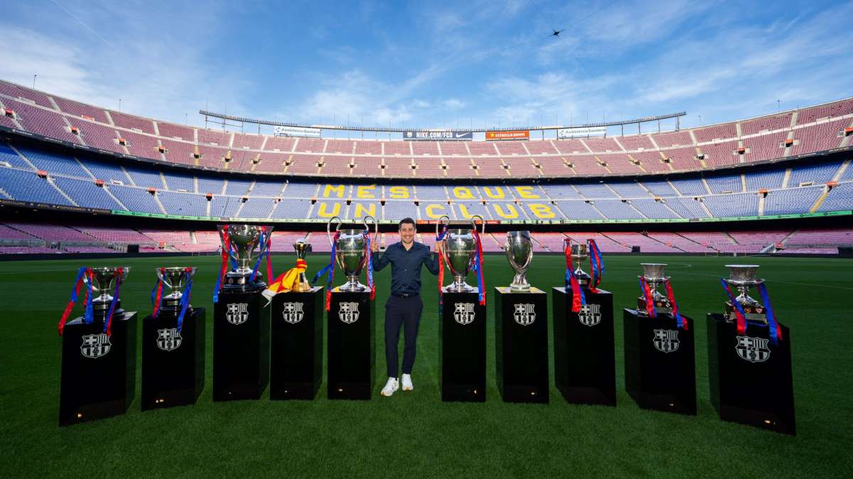 Bojan Krkic posa con los títulos ganados con el FC Barcelona, en el césped del Spotify Camp Nou