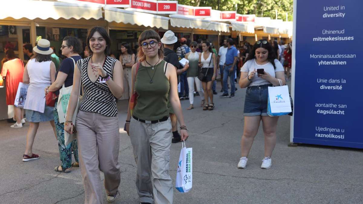 Varias personas en las inmediaciones de la caseta 'Terraza Europa' de la Feria del Libro, donde se ha celebrado el encuentro ‘Literatura, otra forma de hacer Europa’, a 3 de junio de 2022, en Madrid