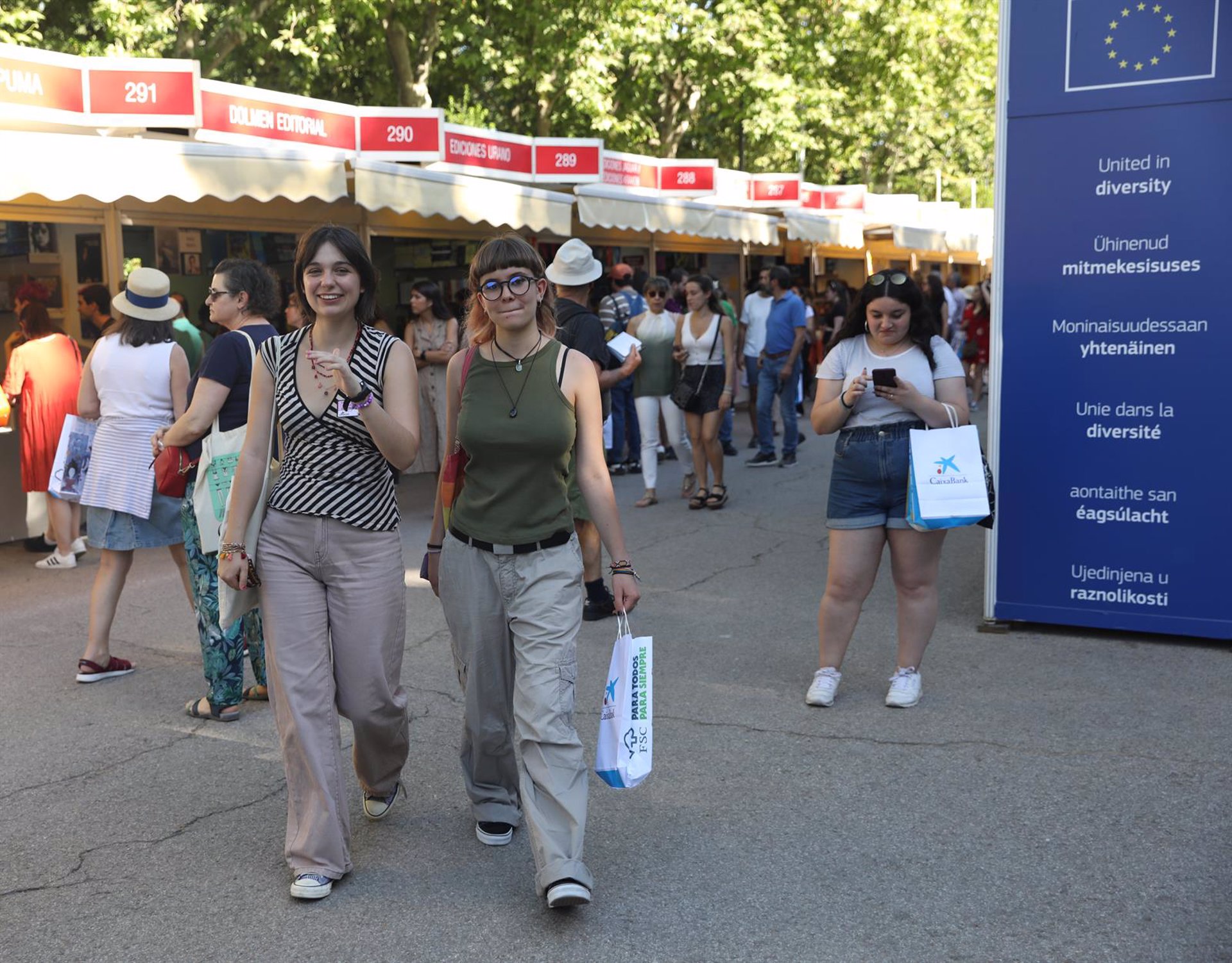 Varias personas en las inmediaciones de la caseta 'Terraza Europa' de la Feria del Libro, donde se ha celebrado el encuentro ‘Literatura, otra forma de hacer Europa’, a 3 de junio de 2022, en Madrid