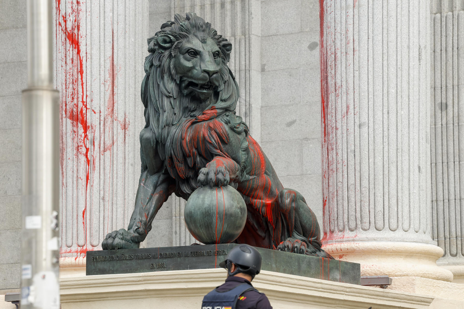 Lanzan pintura roja contra los leones en la entrada del Congreso.