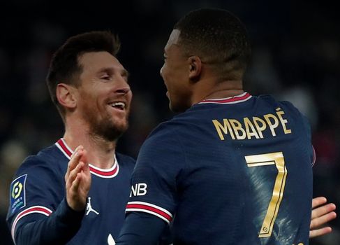 Messi y Mbappé celebran un gol