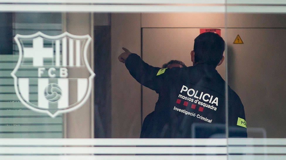 Un agente de los Mossos d'Esquadra, en el interior de las oficinas del Camp Nou
