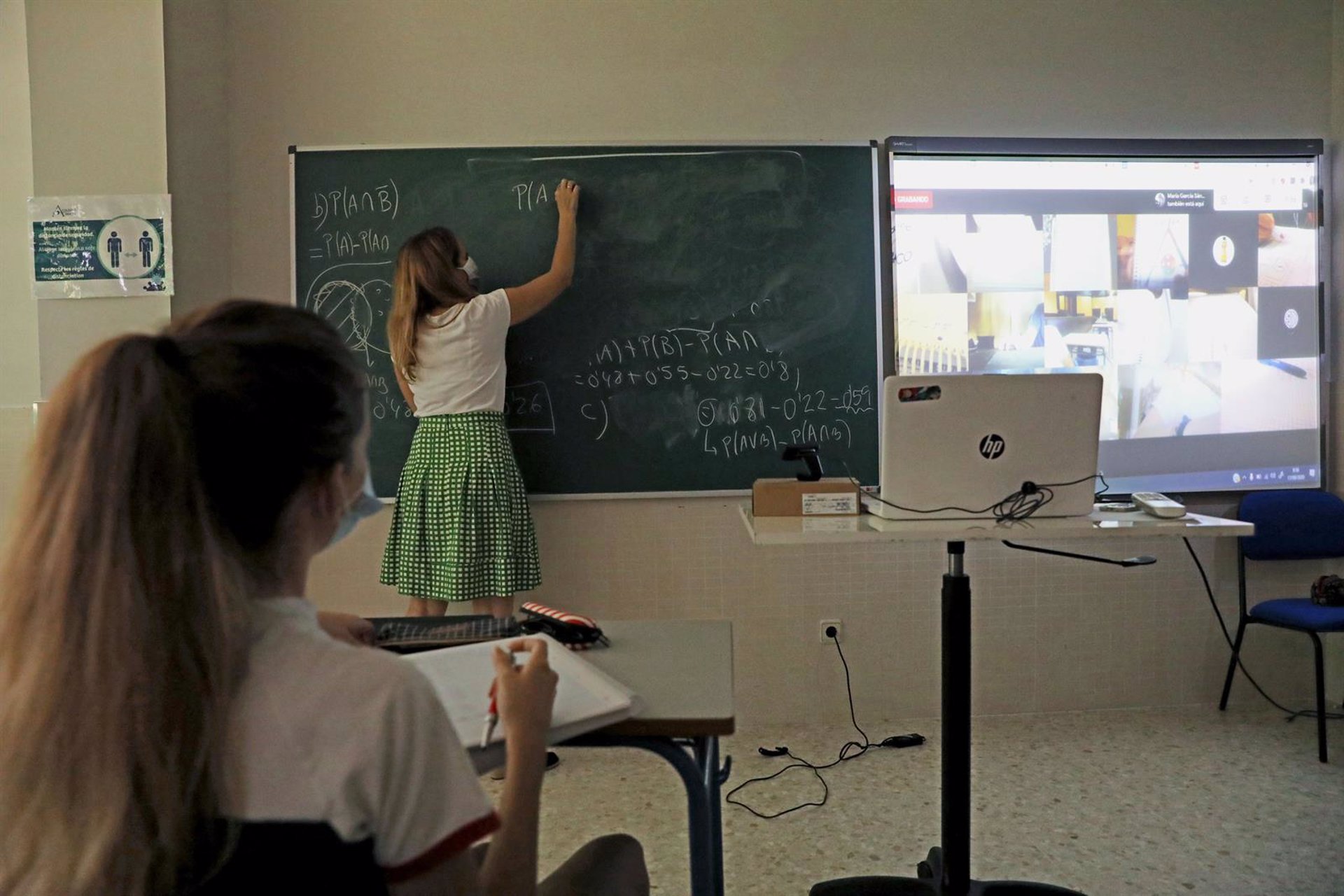 Una alumna atiende durante una clase semipresencial de Matemáticas