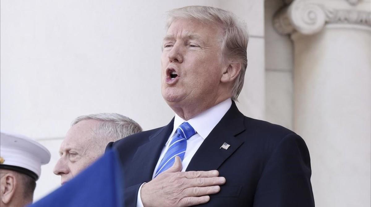 Donald Trump canta el himno nacional antes de un discurso