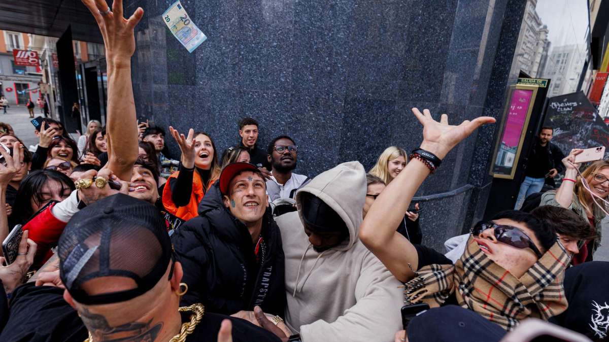 Locura en la plaza de Callao: el trapero Yung Beef lanza al aire 5.000 euros en billetes
